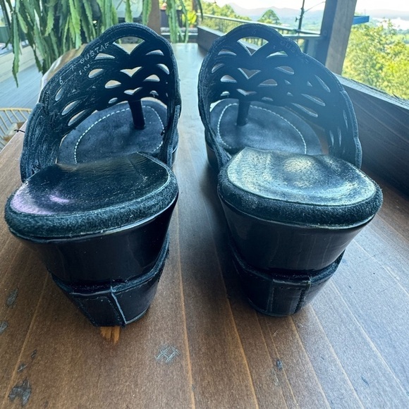 Donald Pliner Gustav Black Patent Leather Wedge Sandals Thong 6 heel cutout - Picture 4 of 9